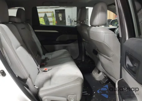 2019 Toyota Highlander Le Plus z USA, uszkodzony, nr VIN 5TDBZRFH4KS976699